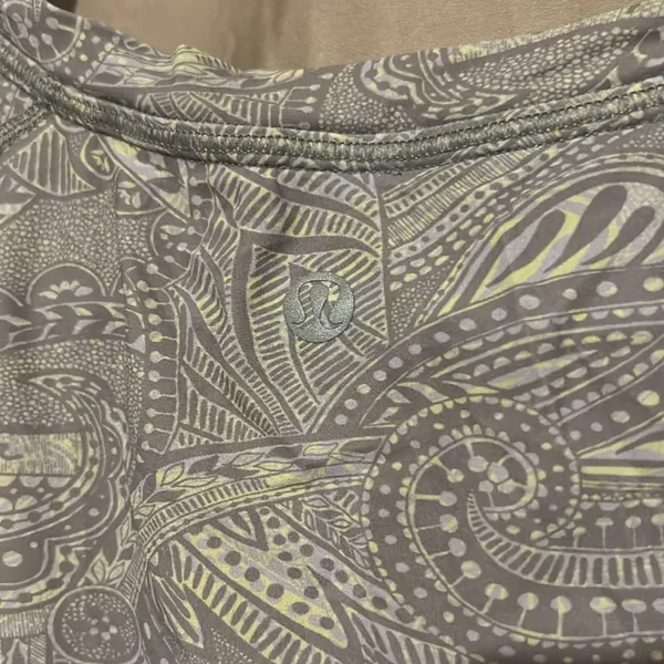 Lululemon T-shirt - Image 3