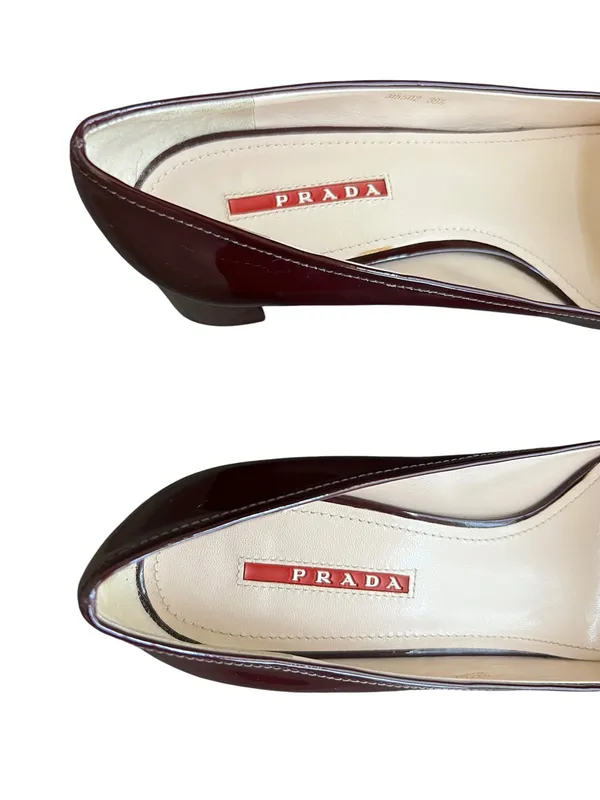 Prada Women’s Oxblood Burgundy Patent Leather Kiltie Fringe Pump Heels Size 39.5 - Image 3