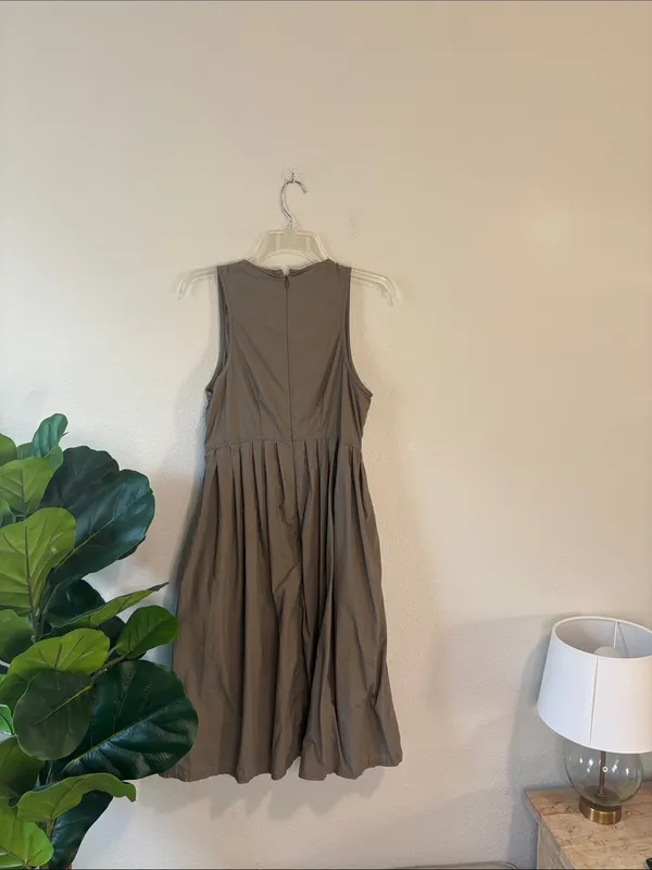 Gap size 8 Sleeveless Pleated Midi Dress in Olive Taupe - Image 5