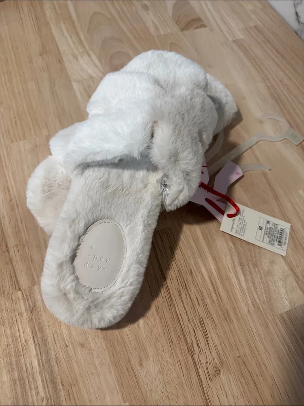 A New Day Women's Sage Off-White Cream Super Soft Slide Slippers NWT - Image 4