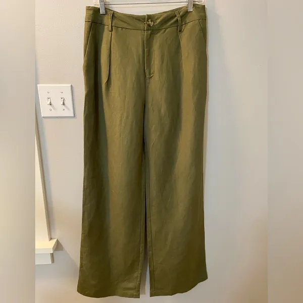 wide leg, high rise, pleated linen blend pants in army green size 6. NWOT - Image 2