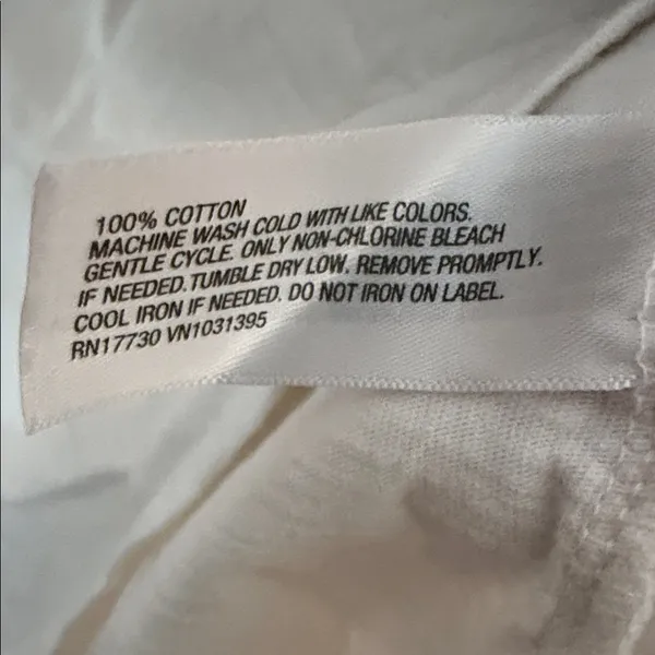 Universal Threads White V-Neck Short Sleeve Tee - Image 4