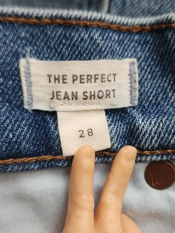 Madewell light wash denim shorts with frayed hem - size 28 - Image 5