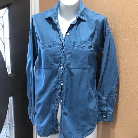 Old Navy blue boyfriend button up shirt - Image 2