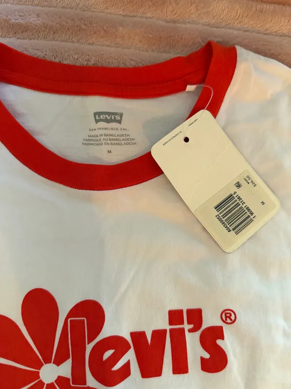 Levi’s Shirt Women’s Medium Tee - Image 3
