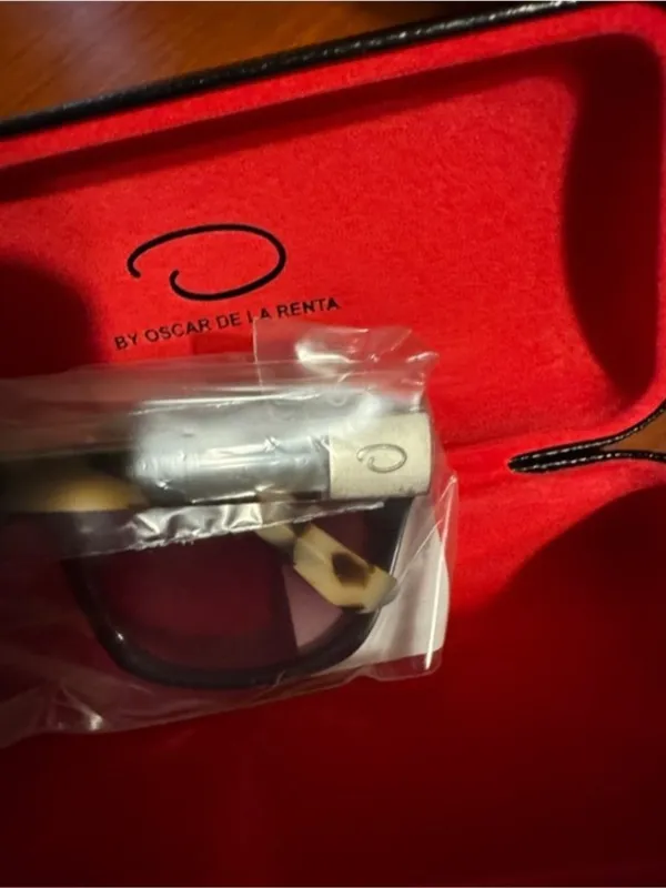 Oscar de la Renta Black Frame Sunglasses with Brown Gradient Lenses - Image 6