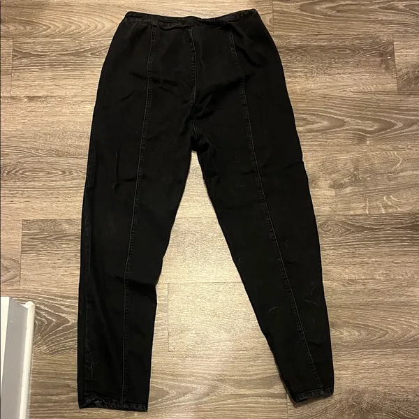 Kittenish Delaney Black High-Rise Jeans with Button Detail - Image 3