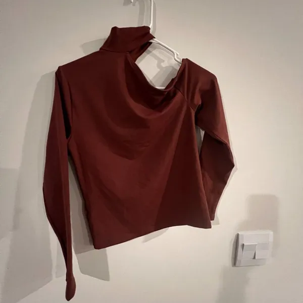 NWT Abercrombie & Fitch Long-Sleeve Seamless Fabric Asymmetrical Cutout‎ Top S - Image 9