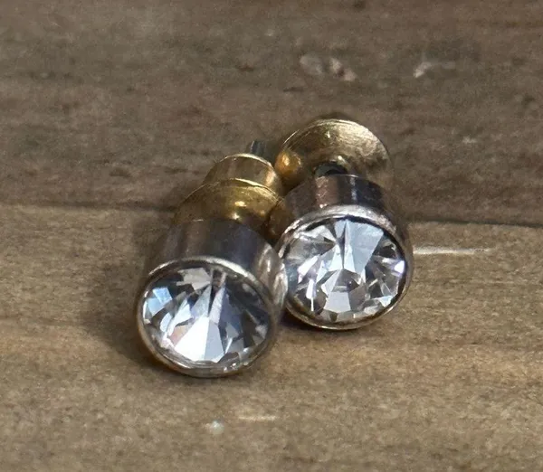 Gold tone stud earring lot - Image 9