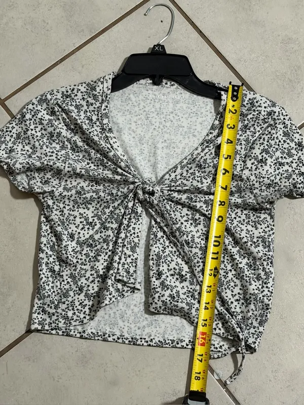 American Eagle Women Tie-Front Floral Summer Crop‎ Top White/Black size M - Image 7