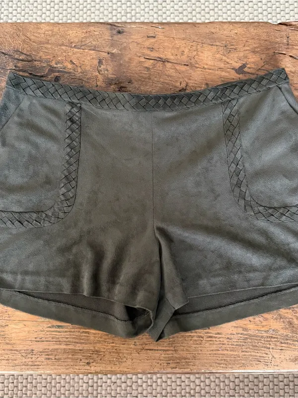 Gianni Bini Olive Green Faux Suede Back Zip Short Shorts Size L - Image 2