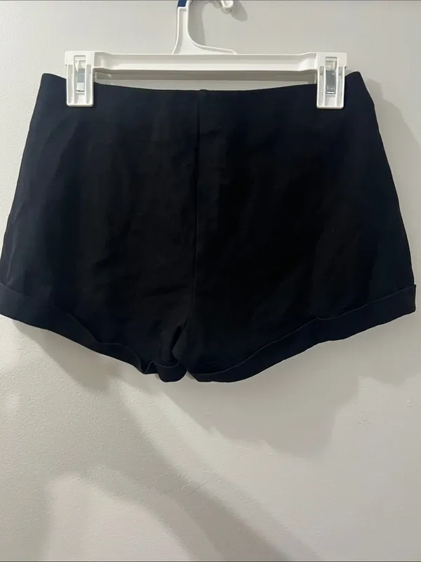 Ci Sono Black High-Waist Double-Button Cuffed Shorts - Image 4