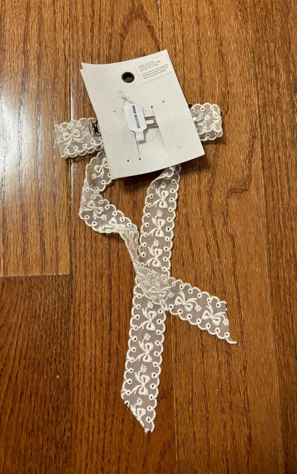 Urban Outfitters NWT coquette Medium Lace Hair Bow Barrette - Image 4