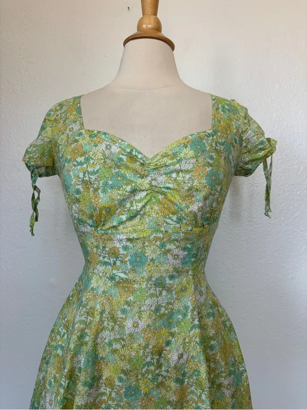 Vintage-Inspired Green Floral Fit & Flare Sweetheart Dress - Image 2