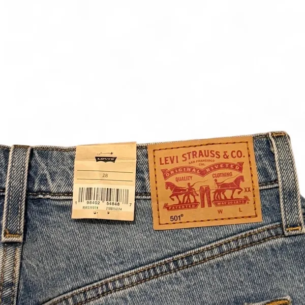 Levi’s 501 women’s mid thigh blue raw hem jean shorts - Image 4