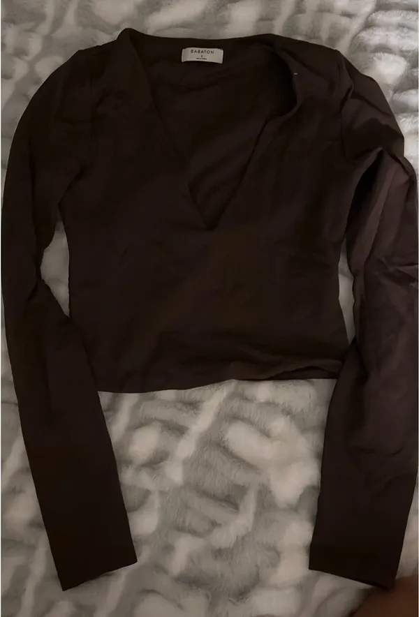 Babaton Contour Brown V-neck Longsleeve Top Cropped Shirt Aritzia - Image 2