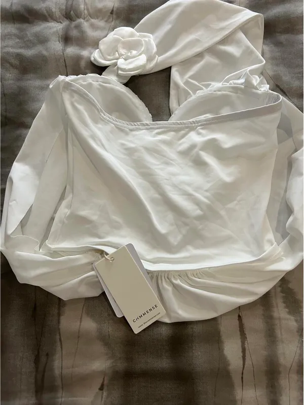 Chic White Floral halter top Size M - Image 4