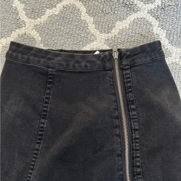 Free people black denim mini fitted skirt with side zipper detail size 2 - Image 4