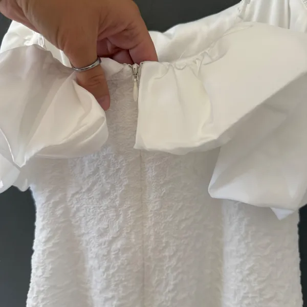 Belle Badgley Mischka White Textured Ruffle Cocktail Dress Size 4 Bridal‎ Sheath - Image 4