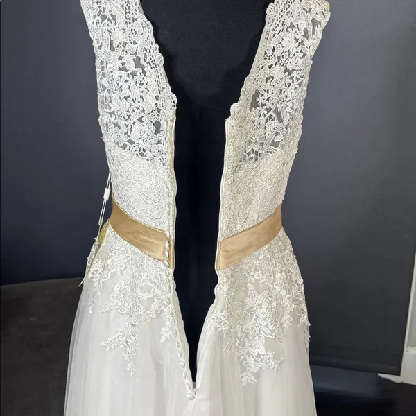 Women’s White Sleeveless V-Neck Wedding Dress Lace Applique Zip Back Size M NWT - Image 7