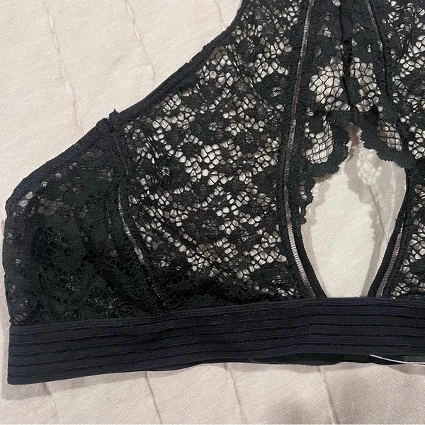 Victoria’s Secret Black Lace Keyhole Halter Bralette in Size Large - Image 4