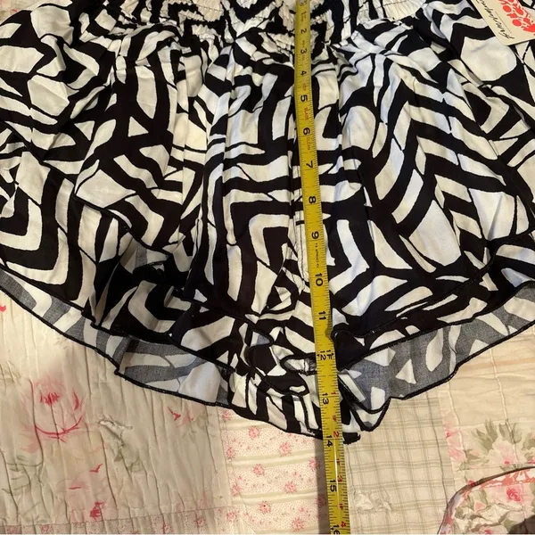 Free people gorgeous shorts double layer NWT small - Image 4