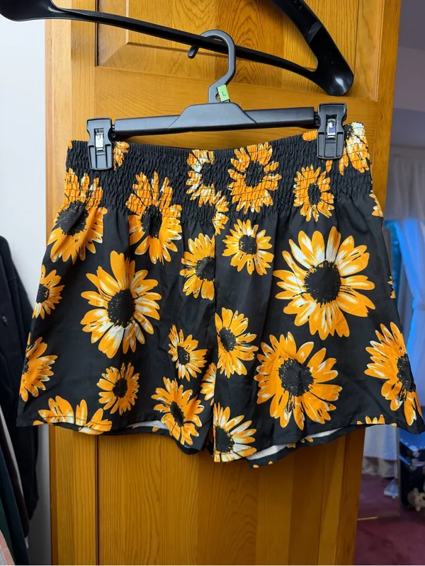 SHEIN Black Sunflower Print High-Waist Shorts - Image 2