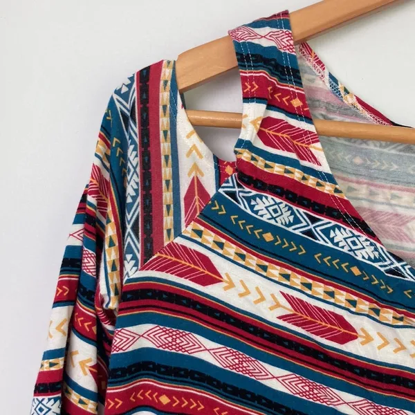 Wrangler | Arrow Print Cold Shoulder top sz M - Image 3
