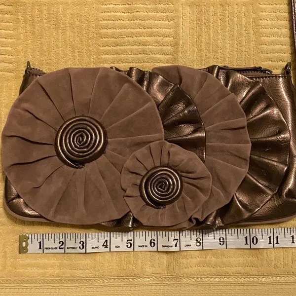 Nine West beautiful brown handbag with flowers & ruffles details on front EUC - Image 4
