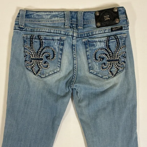 Miss Me JP4369-2L Womens 30 Light Wash Distressed Fleur De Lis Bootcut Jeans - Image 10