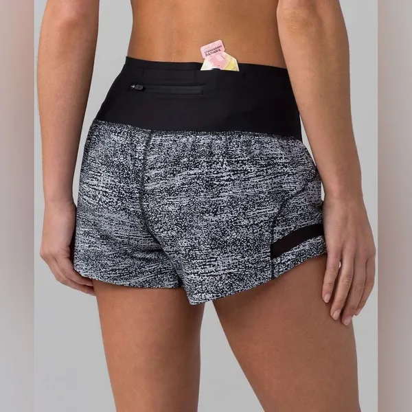 Lululemon Pace Perfect Shorts 3" Air Time White Black Size 4 - Image 4