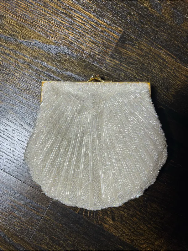 Vintage White Beaded Clamshell Clutch Gold Tone Kiss Lock Closure - Image 4