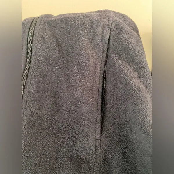 Sweatshirt with two front pockets and full zipper down - Image 3