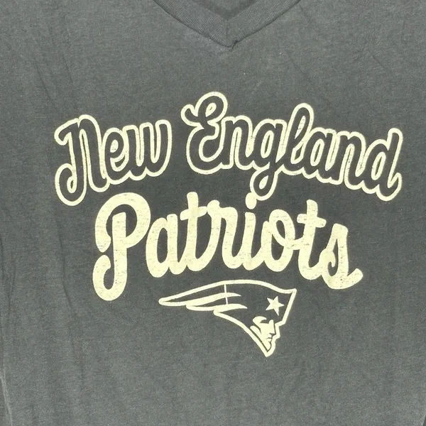 NFL Team Apparel New England Patriots Navy Blue V-Neck‎ Graphic T-Shirt Small - Image 3