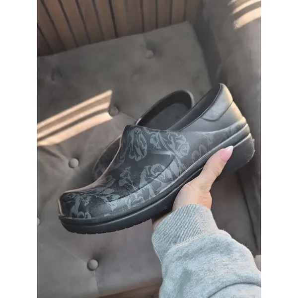 Crocs Women's Black and Grey Clogs - Image 3