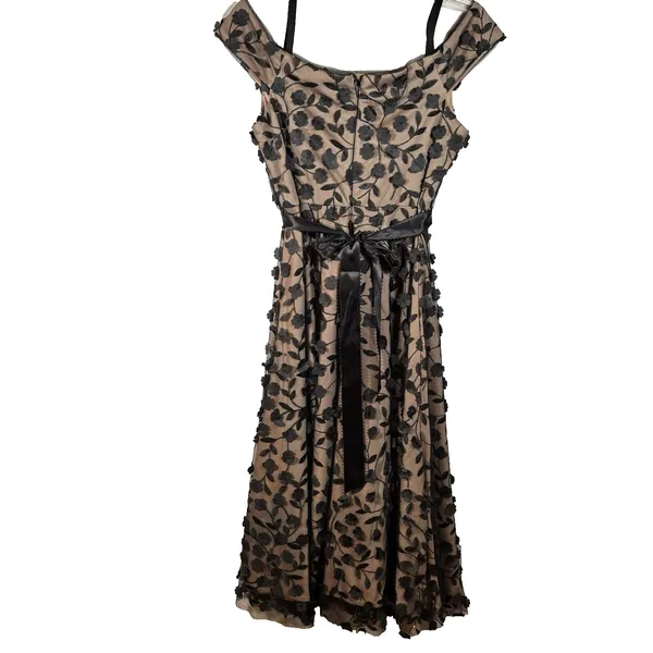 R&M Richards Women's Formal Dress Black‎ Floral Lace with Nude Lining Size 6 - Image 4