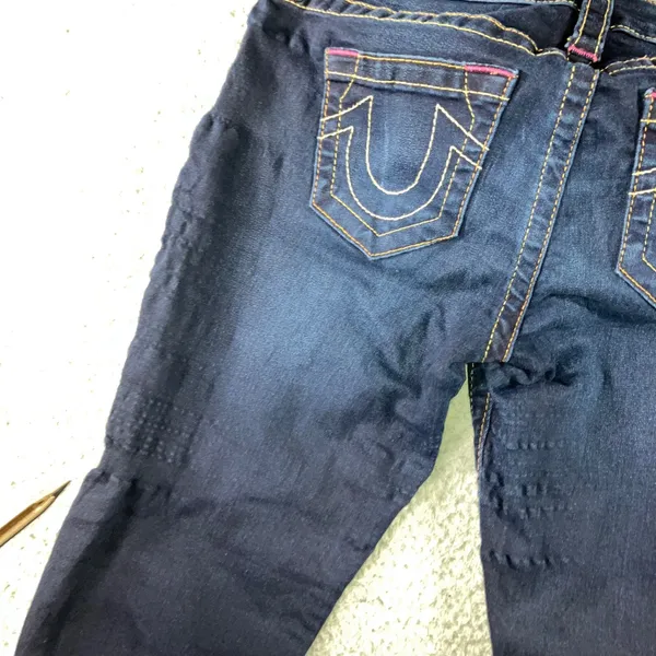 True Religion Low Rise Capri Jeans Womens 25x23.5 Blue Y2K Pink Stitch Logo Flaw - Image 7