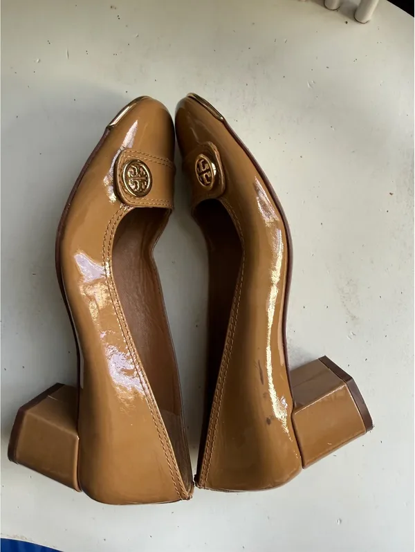 Tory Burch Tan Patent Leather Mary Jane Pumps with Logo Accent - Image 10