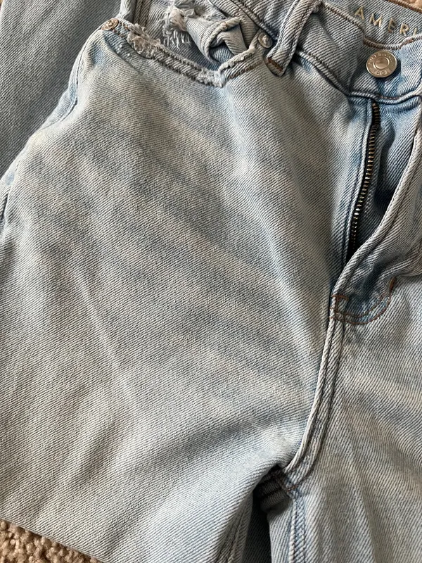 American Eagle Strigid Mom Jeans Light Wash - Image 4