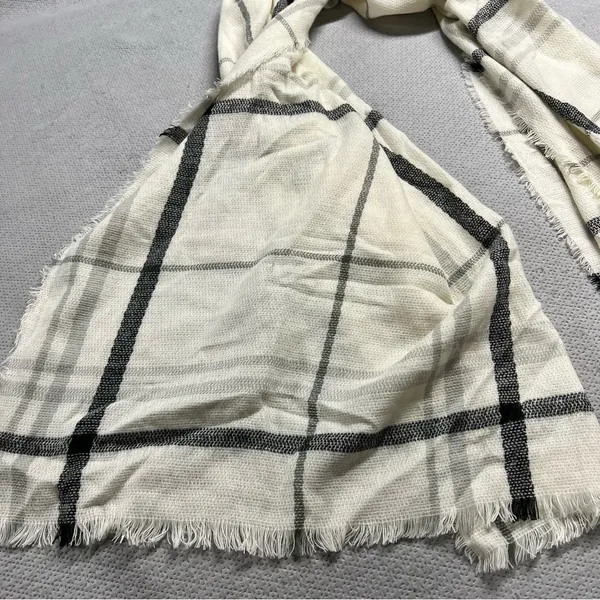 ⭐️ Old Navy Cream Grey Oversized Soft Fringe Plaid Print Scarf NWT - Image 3