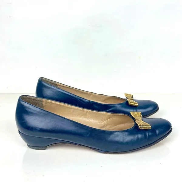 FERRAGAMO Vintage Navy Blue Leather Shoes Heels Brass Bows - Size 8.5 AAAA - Image 3