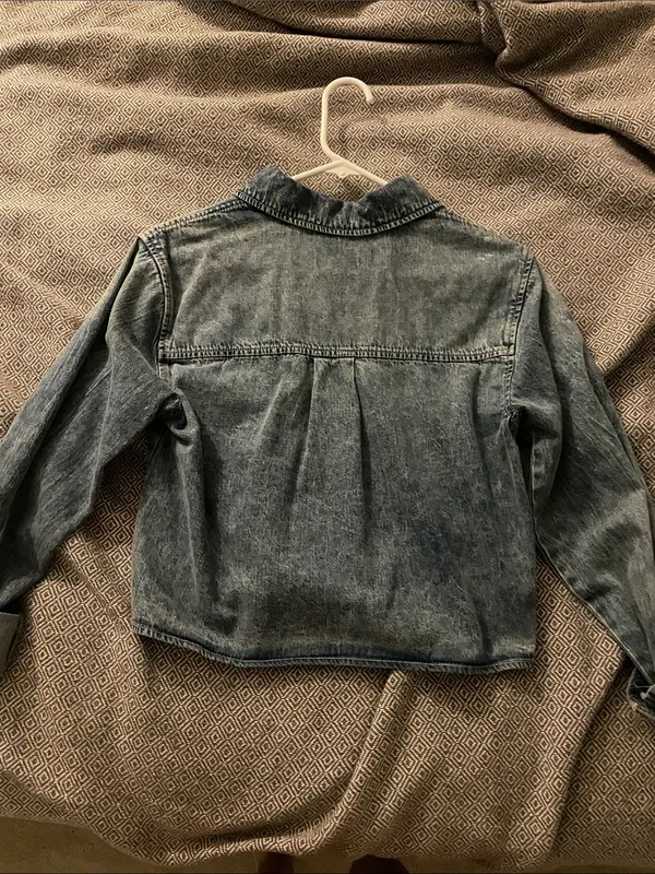 EUC Universal Thread stonewashed cropped denim shirt/jacket - Image 4