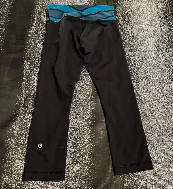 Womens sz4 Lululemon leggings - Image 3