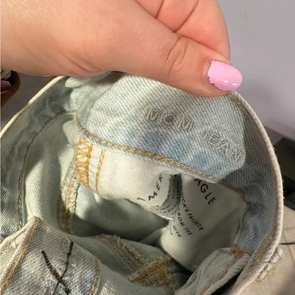 Light‎ wash American Eagle mom Jean - Image 3