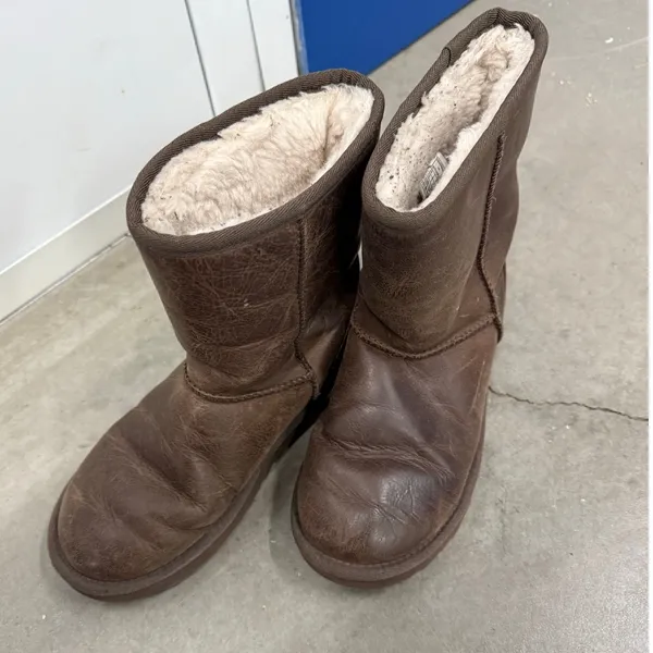 UGG Classic Short Leather Boot Women’s size 6‎ Winter Ski - Image 3