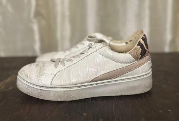 Sneakers White Size 7.5 - Image 2