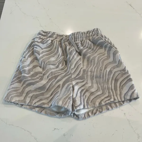 Sweaty Betty Essentials Shorts Light Grey Zebra Print‎ Size Small - Image 3