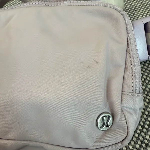 Lululemon Athletica everywhere belt bag in lilac ether/white opal/white. - Image 3