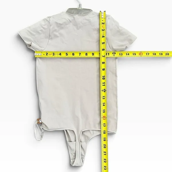SKIMS Essential Crew Neck T-Shirt Thong Bodysuit stone size Small/medium - Image 5
