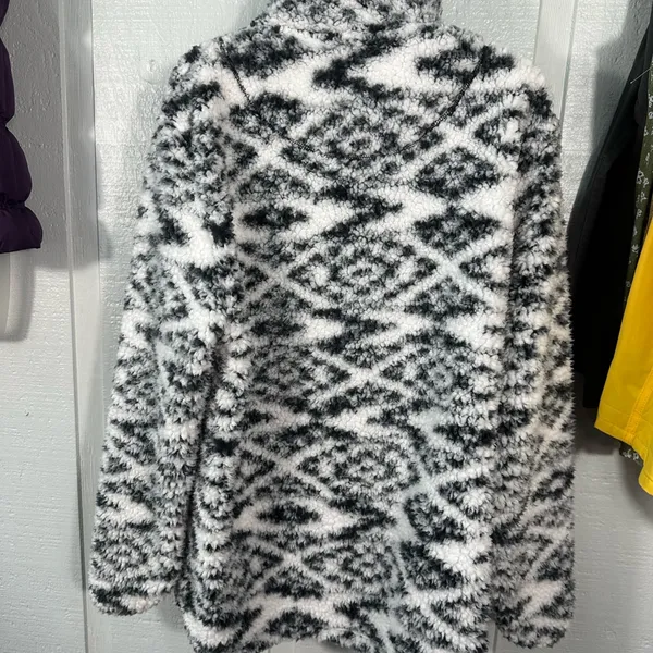 Lucky Find Black and White Sherpa Pullover Size Large EUC - Image 6